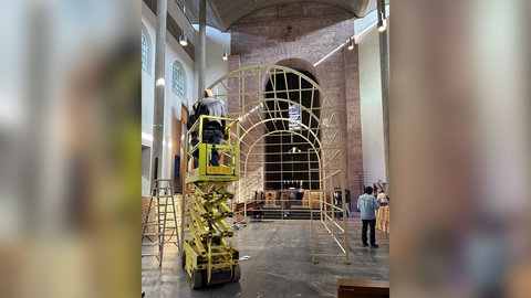 Aufbau der Rauminstallation „The Cage“