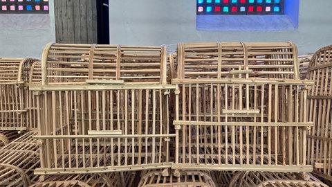 Installation „The Cage“ aus 500 handgefertigten Vogelkäfigen