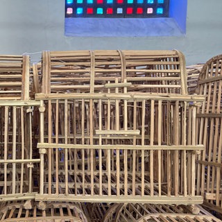 Installation „The Cage“ aus 500 handgefertigten Vogelkäfigen