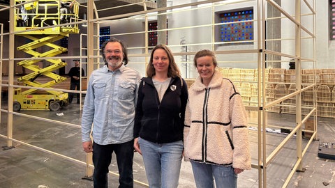 Künstler Fahar Al-Salih, seine Galeristin und die Pfarrerin der Stadtkirche