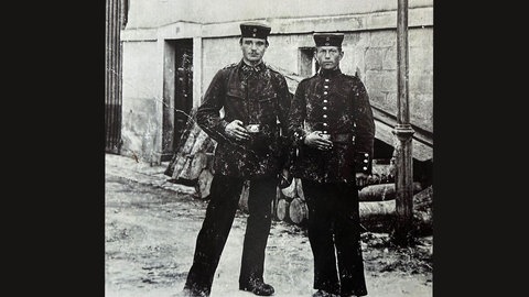 Gottlieb Wilhelm Ebinger (links) vor seinem Wohnhaus in Murrhardt