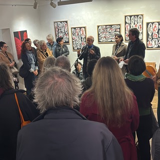 Redner, Jaleh Tavassoli und Publikum in Ausstellung