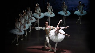 Elisa Badenes als Odette und Henrik Erikson als Siegfried, 2024