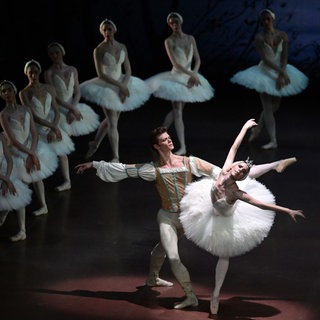 Elisa Badenes als Odette und Henrik Erikson als Siegfried, 2024