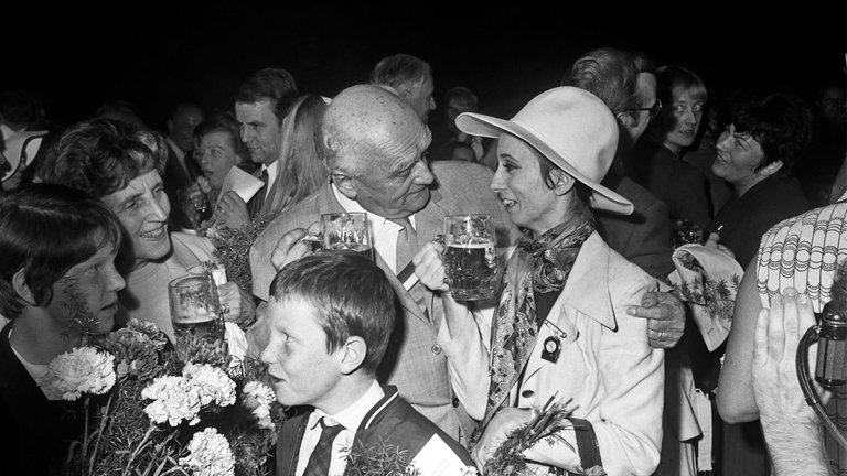 Walter-Erich Schäfer und Marcia Haydée am Flughafen Stuttgart nach der Rückkehr vom Gastspiel in New York, 1969