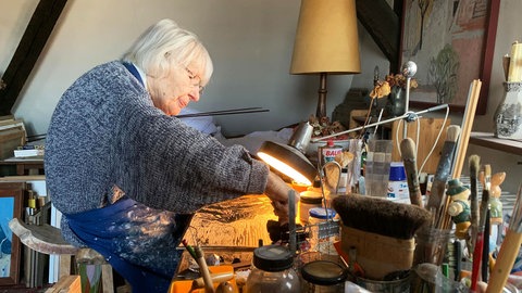 Rose Marie Schnorrenberg im Atelier 2021.