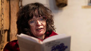 Katharina Eismann lesend