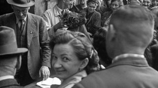 Bürger bei einer Versteigerung jüdischen Eigentums in der Gegend von Hanau, 1942 (Ausschnitt).
