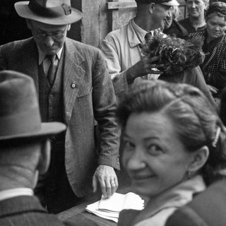 Bürger bei einer Versteigerung jüdischen Eigentums in der Gegend von Hanau, 1942 (Ausschnitt).