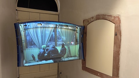 „Between the Sirens“ wird auf einer Autokarosserie gezeigt.