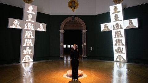 Das Kunstwerk „Vier Kreuze“ von Marina Abramovic 2023 bei einer Ausstellung in der Londoner Royal Academy.