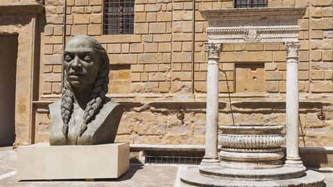 Ausstellung auf dem Domplatz des italienischen Pienza, 2015, mit Skulpturen der österreicherischen Künstlerin Helga Vockenhuber 