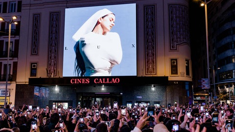 Plaza de Callao in Madrid, Oktober 2025: Tausende Fans fotografieren eine Videoinstallation von Superstar Rosalía als Nonne