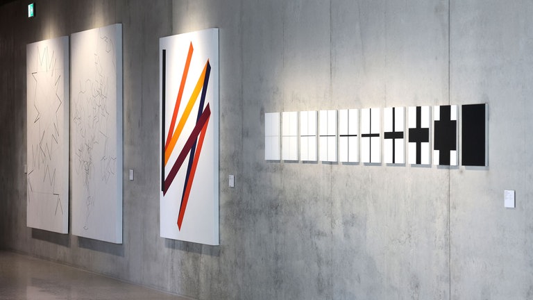 Ausstellungsansicht „Die Vielseitigkeit der Geometrie. François Morellet zum 100. Geburtstag"