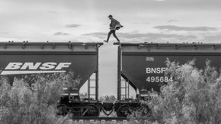 Ein Migrant läuft bei seiner Ankunft in Piedras Negras über einen Güterzug