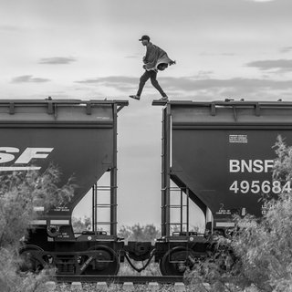 Ein Migrant läuft bei seiner Ankunft in Piedras Negras über einen Güterzug