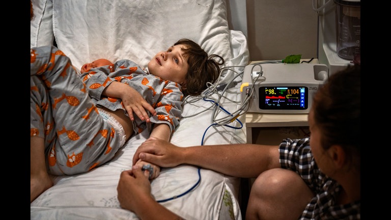 Sonyas Vitalwerte werden in einem Palliativzentrum überwacht. Ukraine 2024
