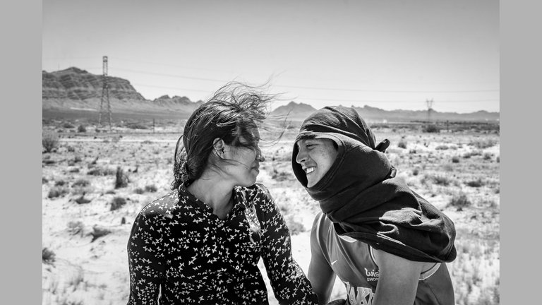Aus Alejandro Cegarras Schwarz-Weiß-Serie „The Two Walls“: zwei Migranten auf dem Zug, der auch „Die Bestie“ genannt wird
