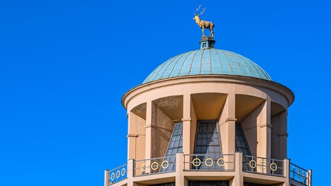 Gebäude mit blauem Himmel