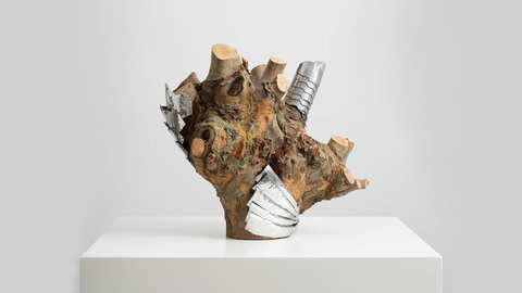 Rasmus Myrup, Protected but Penetrable, 2024, Stumpf aus Bergahorn, hammergeformtes Aluminium