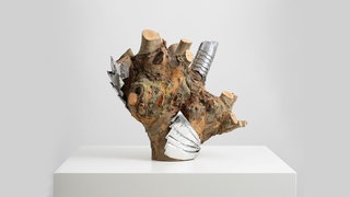 Rasmus Myrup, Protected but Penetrable, 2024, Stumpf aus Bergahorn, hammergeformtes Aluminium