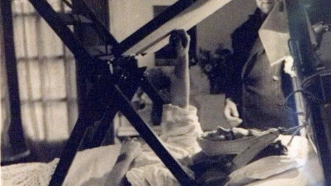 Künstlerin Frida Kahlo im Krankenbett beim Zeichnen