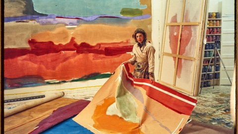 Künstlerin vor Leinwänden und Canvas