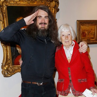 Jonathan Meese mit Mutter Brigitte auf dem roten Teppich bei der Premiere der Nibelungen-Festspiele 2019 in Worms.