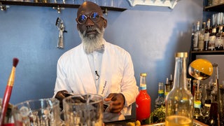 Mo Kaba mixt Cocktails zu Kunstwerken