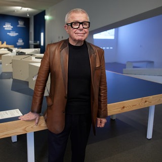 Der Architekt Daniel Libeskind steht im Jüdischen Museum in der Ausstellung „Between the Lines. Daniel Libeskind und das Jüdische Museum Berlin“. 