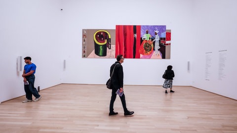 Menschen in Ausstellungsraum