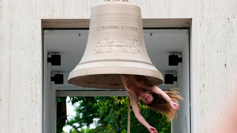 Frau in Glocke