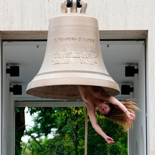 Frau in Glocke