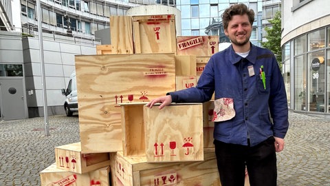 Raphaël Fischer-Dieskau, SchUM-Artist in Residence 2026, neben seiner Kunst-Installation in Mainz