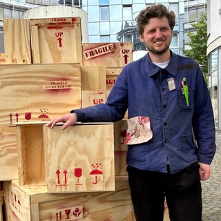 Raphaël Fischer-Dieskau, SchUM-Artist in Residence 2026, neben seiner Kunst-Installation in Mainz