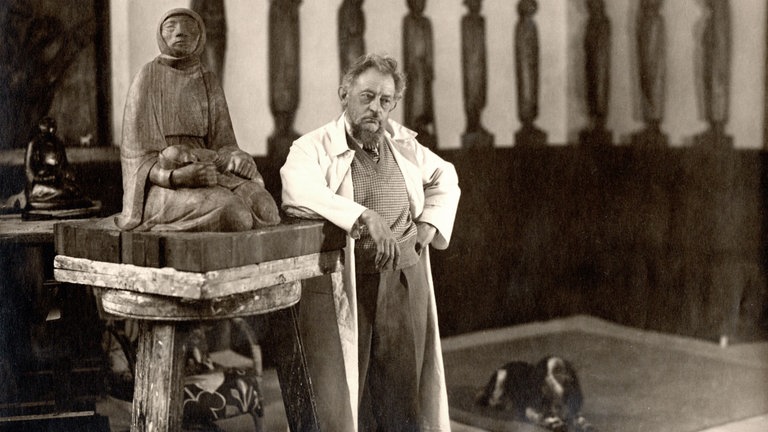 Ernst Barlach an seiner Holzskulptur Mutter und Kind, Güstrow 1935