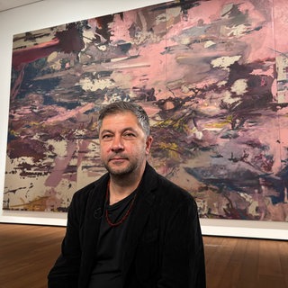 Michael Anthony Müller vor seinem Gemälde „Titanomachie“