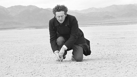 Land Art-Künstler Walter de Maria kerbt einen Strich in den vertrockneten Wüstenboden
