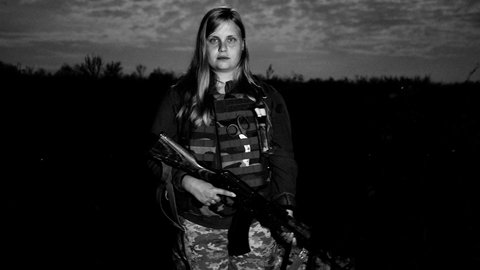 Frauen im Kampf: Das Foto von Till Mayer zeigt eine ukrainische Sanitäterin mit Waffe im Arm und Schere für Verbandszeug in ihrer Splitterschutzweste.