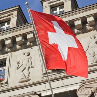 Bank UBS mit Schweizer Fahne
