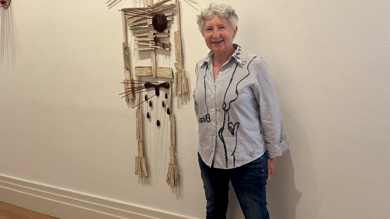 Gabriele Stötzer in ihrer neuen Ausstellung im Berliner Gropiusbau.