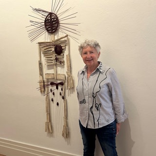 Gabriele Stötzer in ihrer neuen Ausstellung im Berliner Gropiusbau.