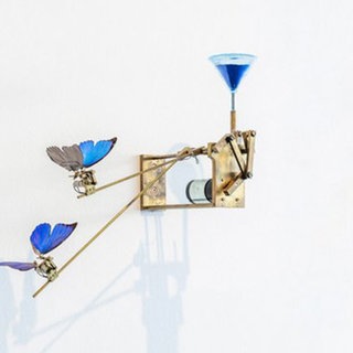 "Die Schmetterlingsschaukel" (1996) Kunst von Rebecca Horn. Aus der Online-Sammlung der Staatlichen Museen zu Berlin.