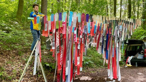Künstler arbeitet beim Forestival 2025 an einer Installation. Viele Kunstschaffende kommen immer wieder zum Forestival.