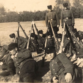 Historische Fotografie aus dem Niemann-Album, posierende Trawniki-Männer in Sobibor, 194243