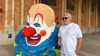 Künstler Tobias Rehberger neben seinem Werk "Clown" in der Trinkhalle Baden-Baden