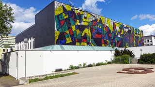 Ansicht des Kachelreliefs von Joan Miro auf der Fassade des Wilhelm-Hack-Museums in Ludwigshafen