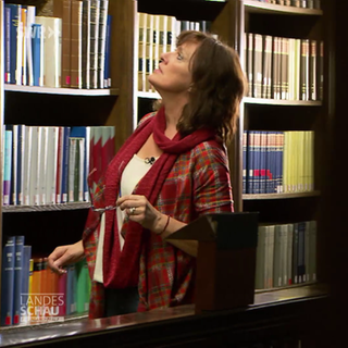 Annegret Held in einer Bibliothek