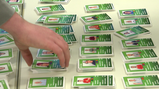 Lehrer werden auf Sammelkarten zu Superhelden