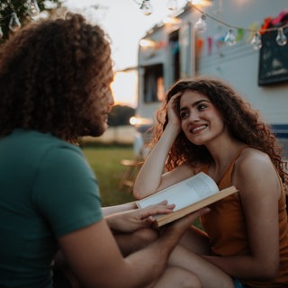 lesenswert Magazin am 24.8.2025 - Man reading book to girlfriend 